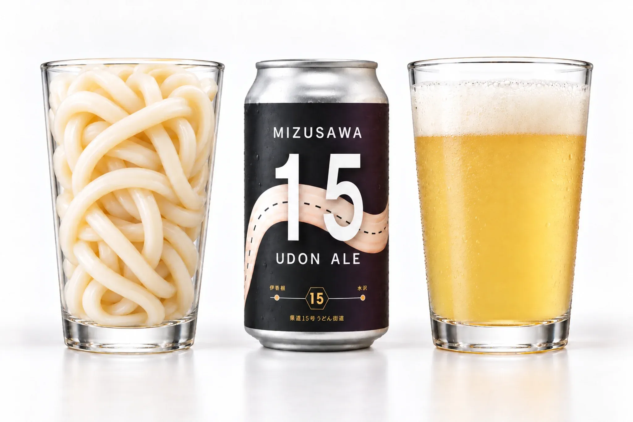 水沢15 UDON ALEの缶が、うどんとビールのグラスと並んで置かれている様子