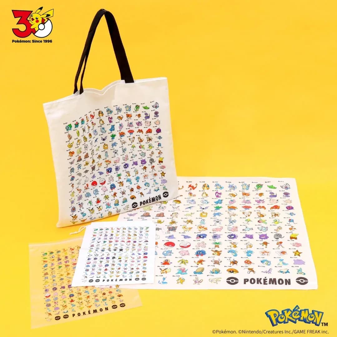 白いトートバッグや布、ポーチに初代ポケモンのイラストが整列して描かれている。