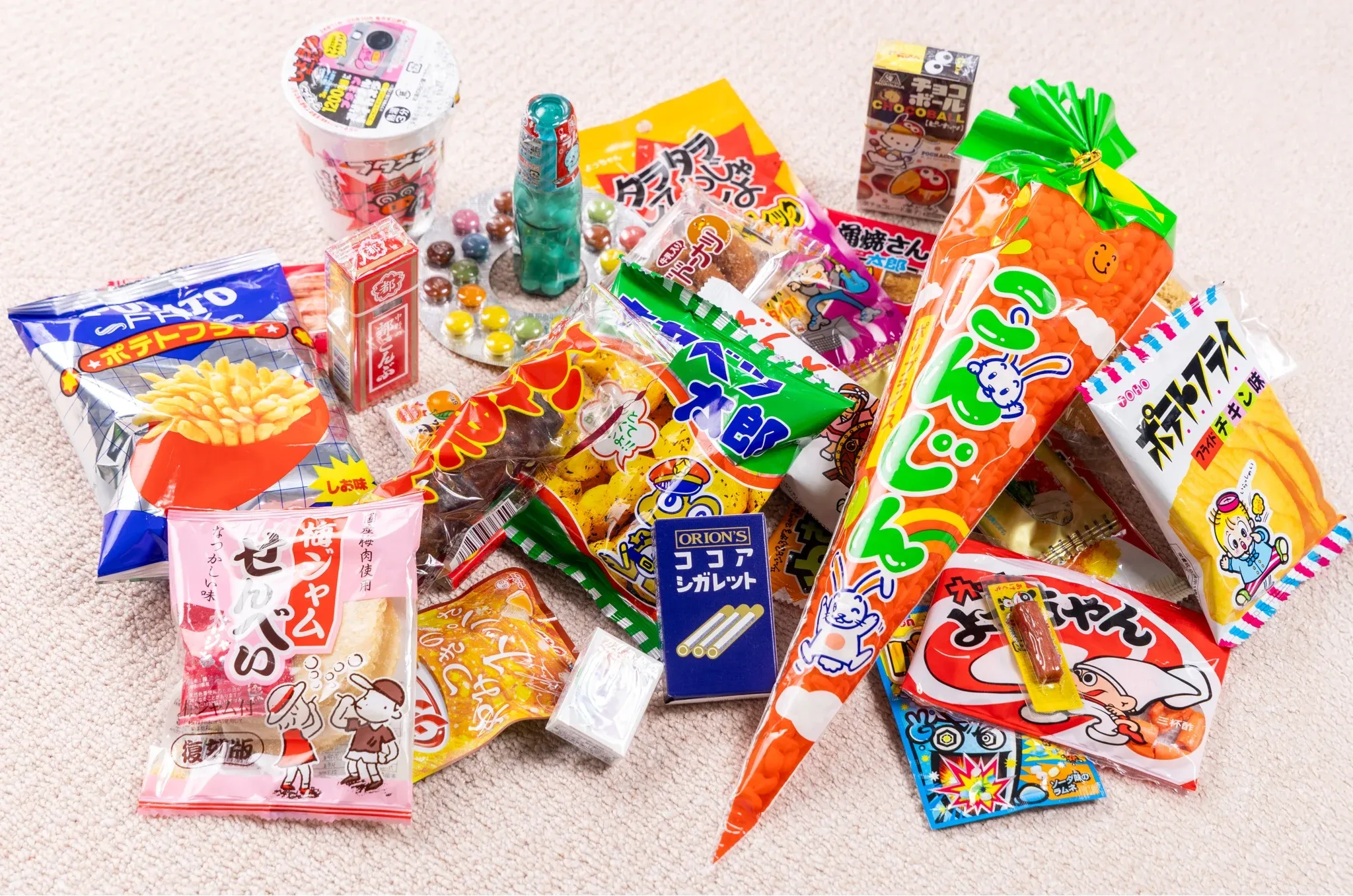 色とりどりの包装が並ぶ日本のお菓子とスナックの詰め合わせ。
