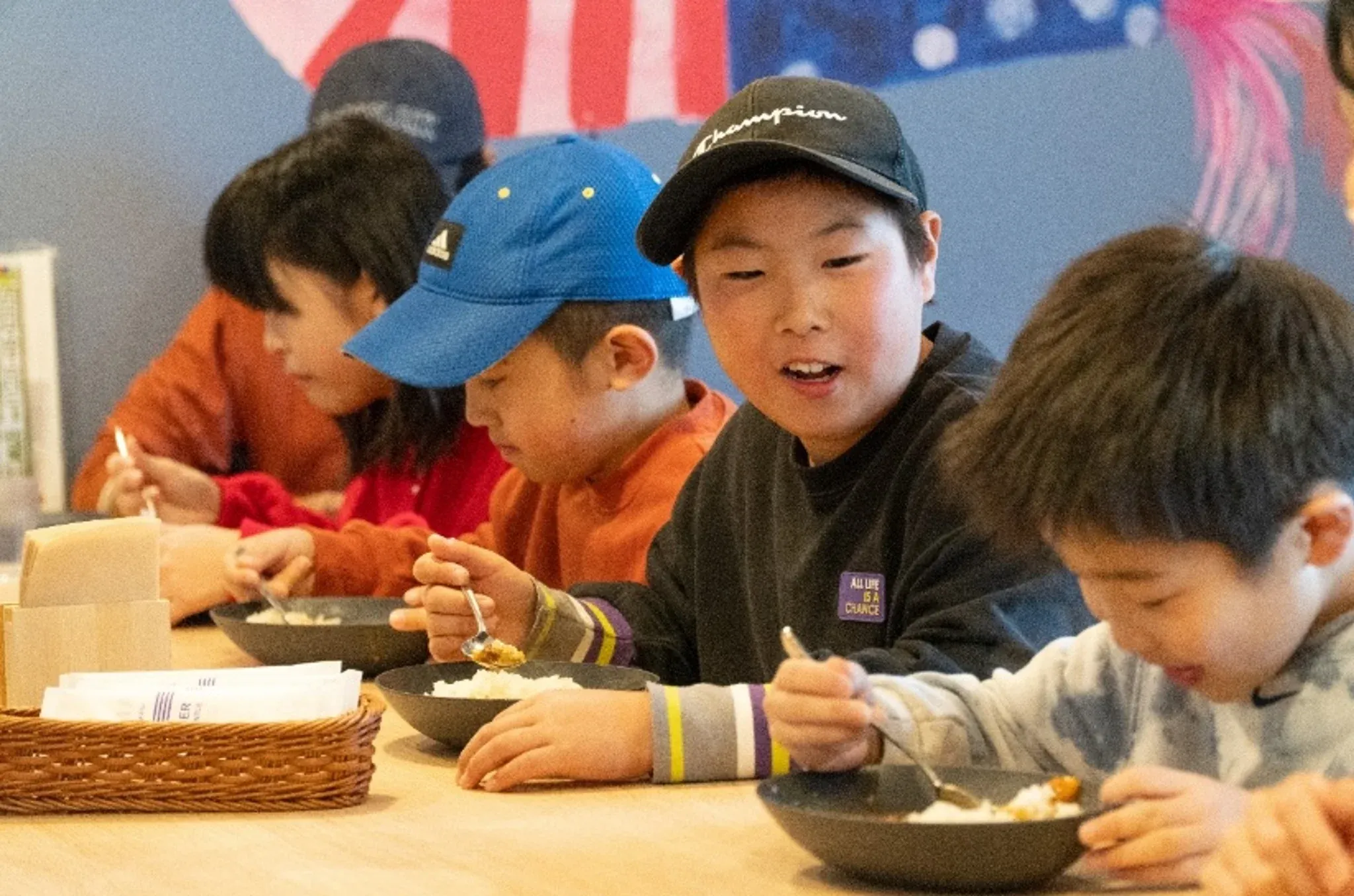 大阪市生野区のカンクリキッズキッチンで子どもたちが一緒に食事を楽しんでいる。